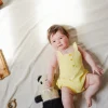 Pagliaccetto in popeline per neonata a quadri gialli.