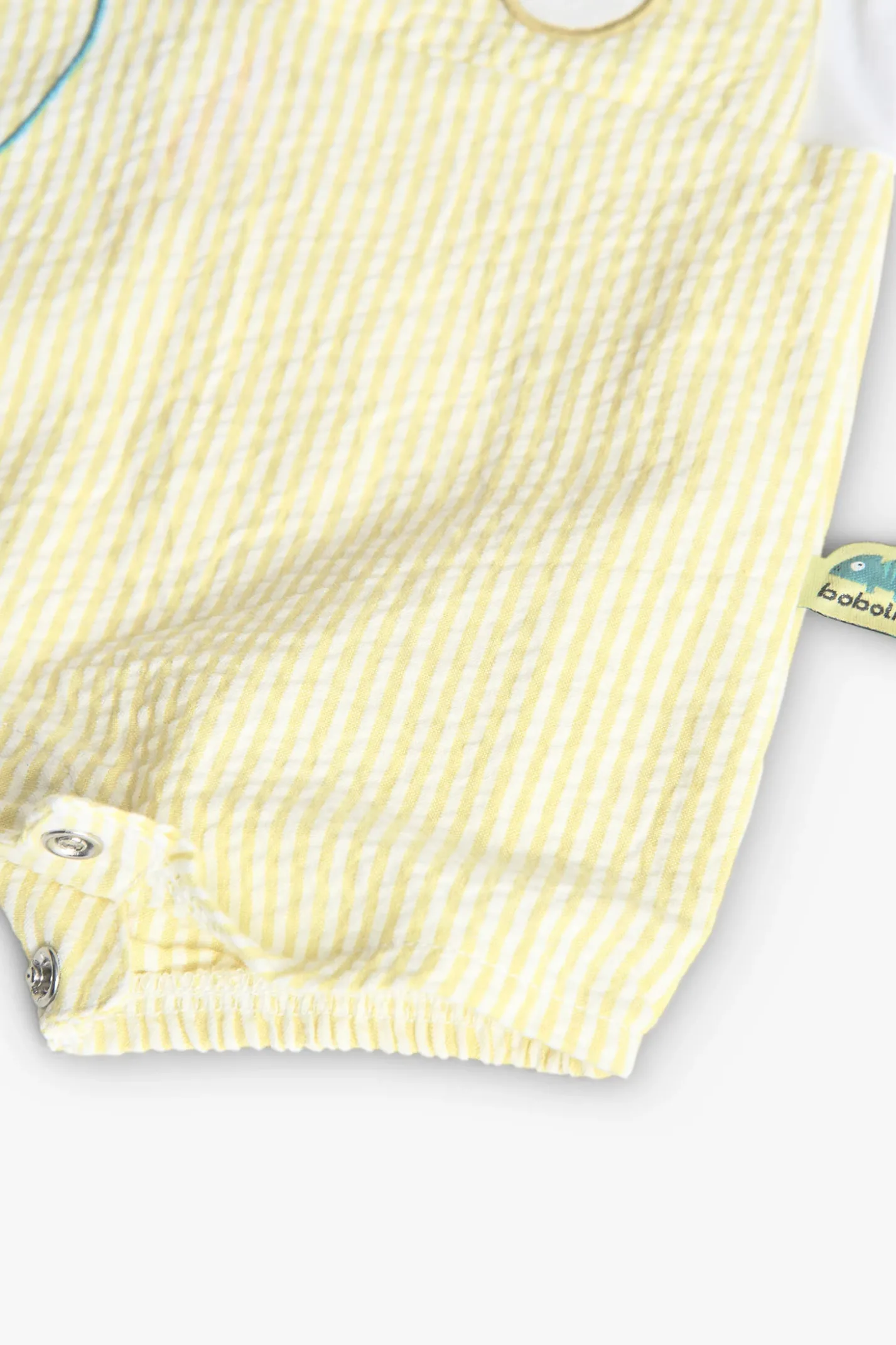 Pagliaccetto in popeline per neonato a righe di colore giallo.