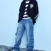 Pantaloni cargo in denim per bambino di colore blu.