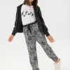Pantaloni di maglia per bambina con stampa in bianco e nero.
