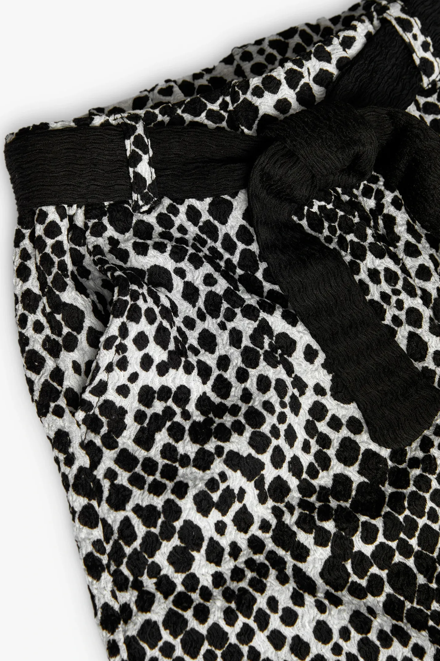 Pantaloni di maglia per bambina con stampa in bianco e nero.
