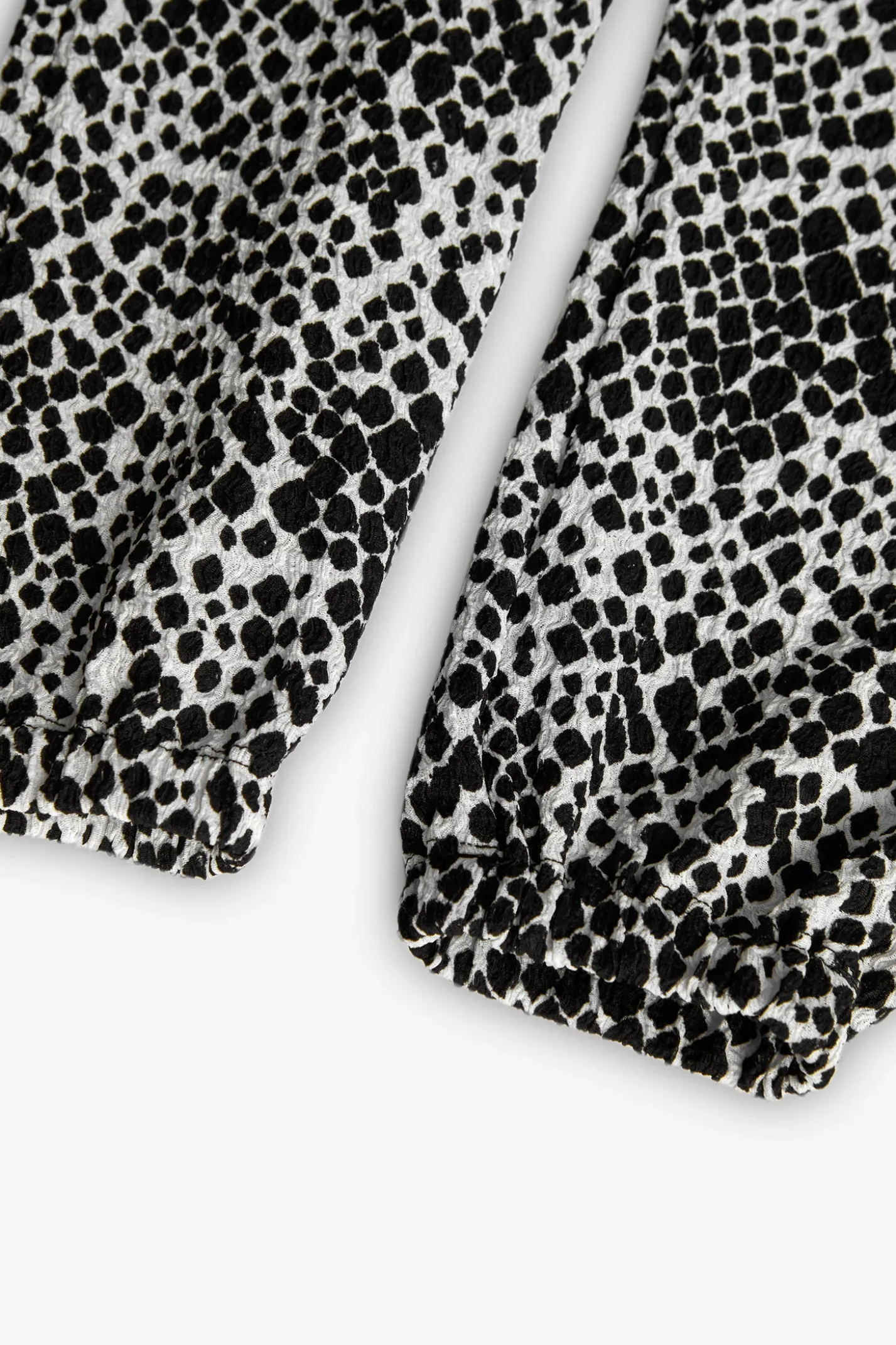 Pantaloni di maglia per bambina con stampa in bianco e nero.