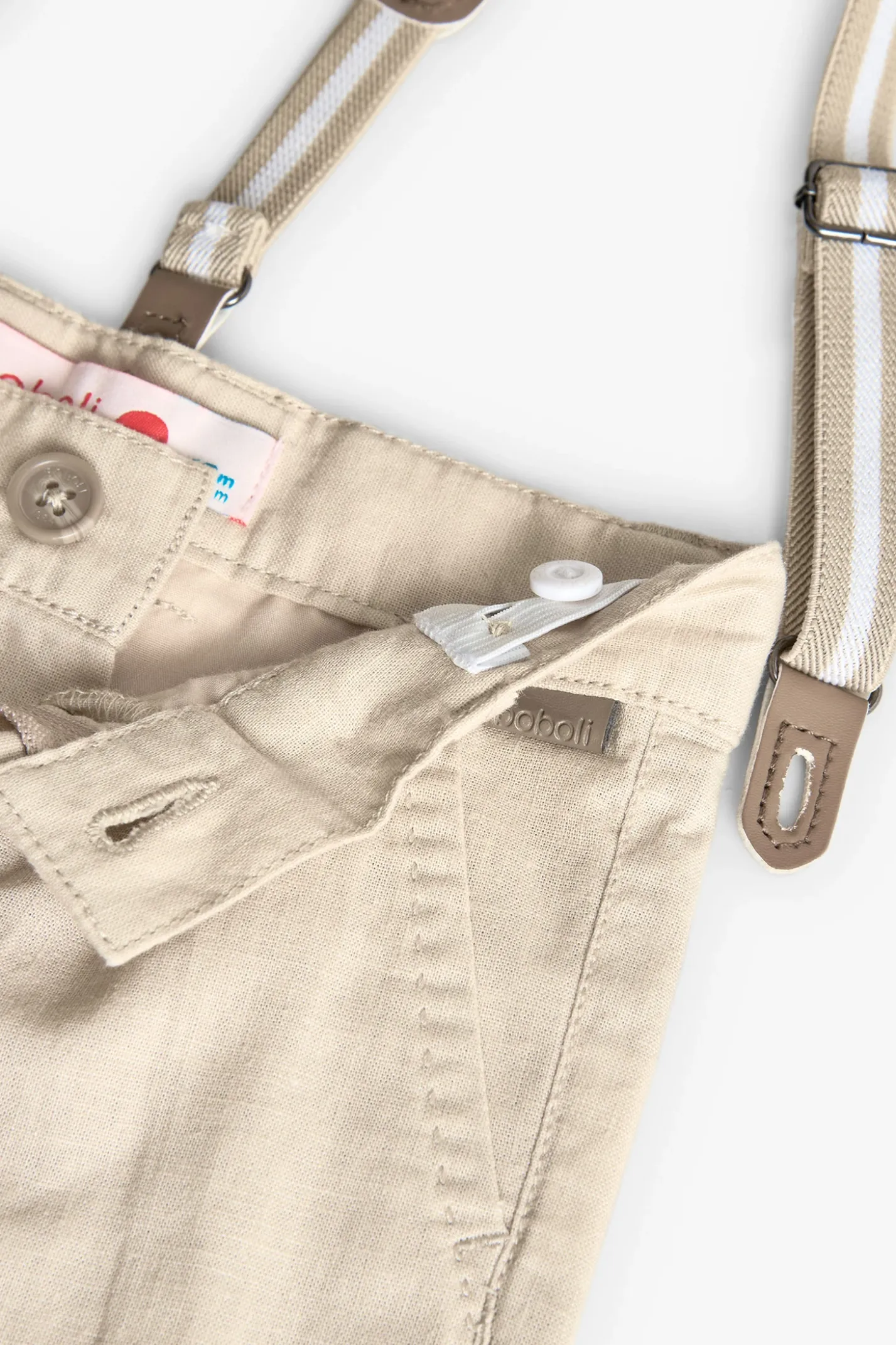 Pantaloni in lino per bambino in beige con bretelle.