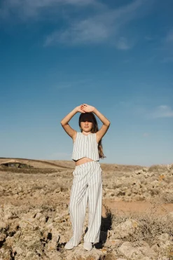 Pantaloni in maglia per bambina a righe in bianco e nero
