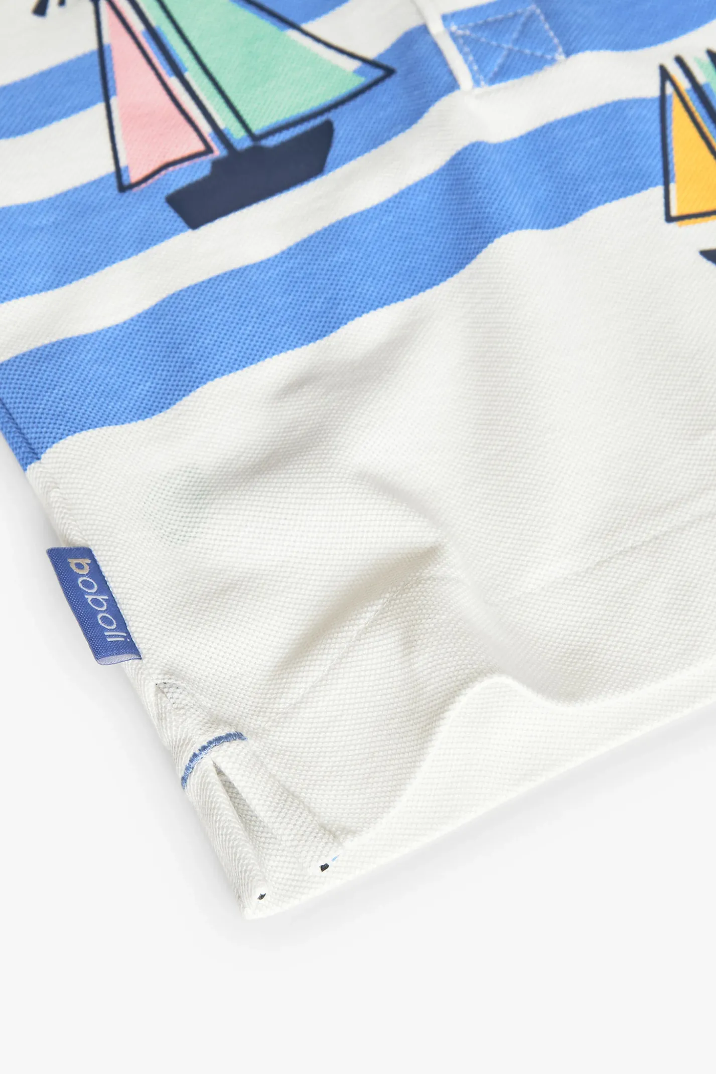 Polo lavorato a maglia per neonato di colore bianco con stampa nautica.