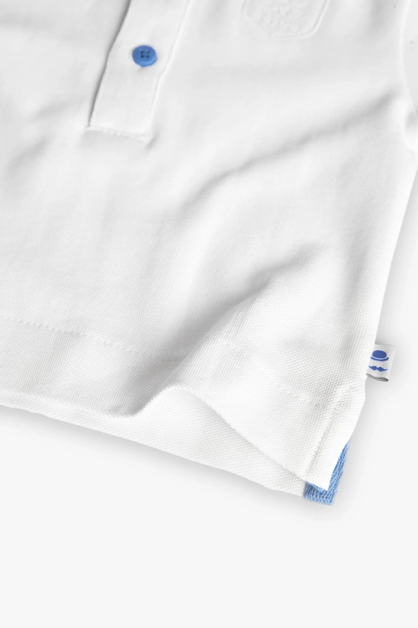 Polo piqué per bambino in colore bianco.