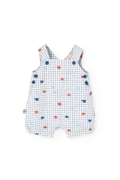 Salopette in popeline per bambino in colore bianco con stampa a quadri in blu e rosso.