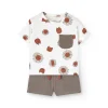 Set bambino in maglia con stampa di t-shirt e pantaloncini nei colori chiari e marroni.