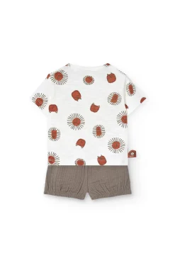 Set bambino in maglia con stampa di t-shirt e pantaloncini nei colori chiari e marroni.