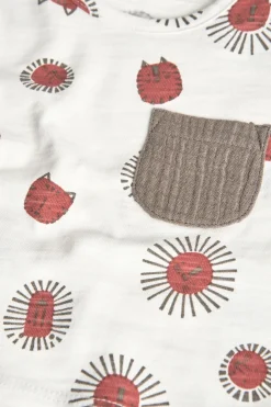 Set bambino in maglia con stampa di t-shirt e pantaloncini nei colori chiari e marroni.