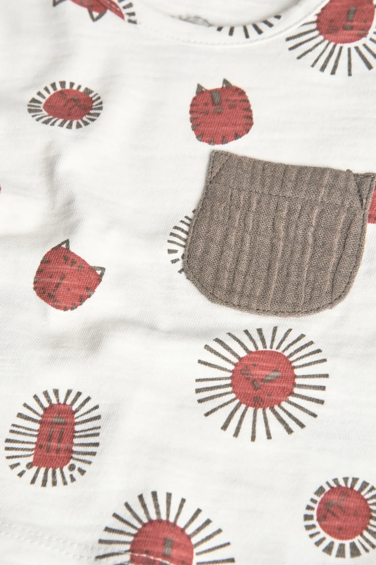 Set bambino in maglia con stampa di t-shirt e pantaloncini nei colori chiari e marroni.