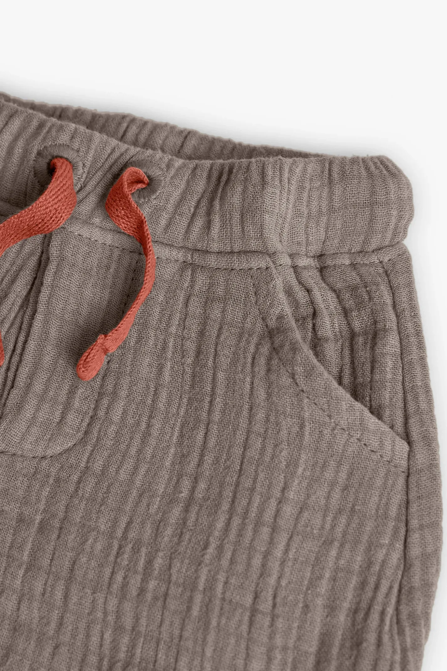 Set bambino in maglia con stampa di t-shirt e pantaloncini nei colori chiari e marroni.