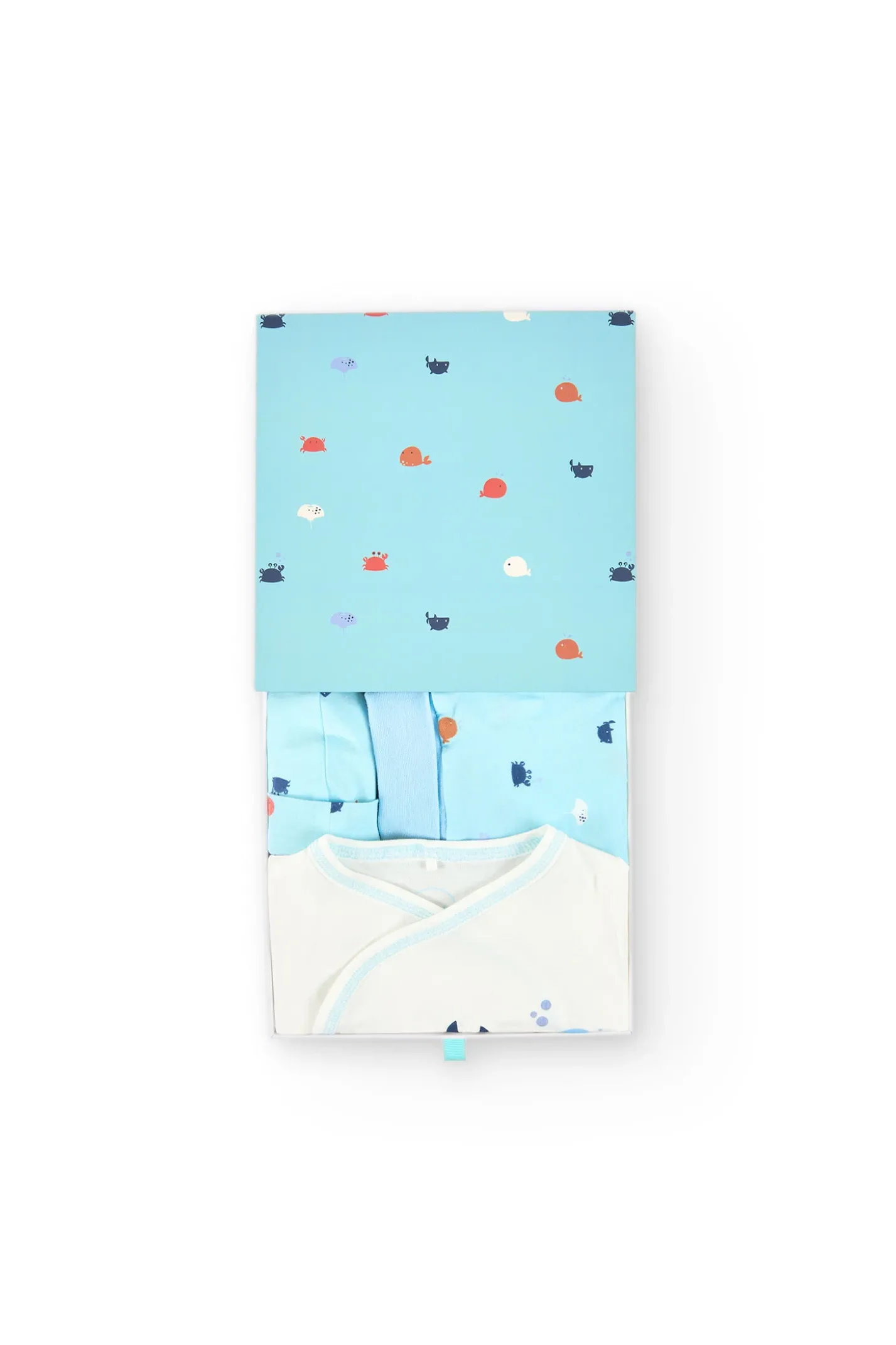 Set di maglieria per neonato in colore bianco.
