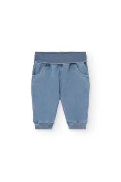 Set di maglietta e pantaloni in maglia per neonato di colore bianco.