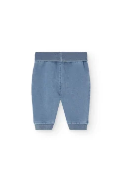Set di maglietta e pantaloni in maglia per neonato di colore bianco.