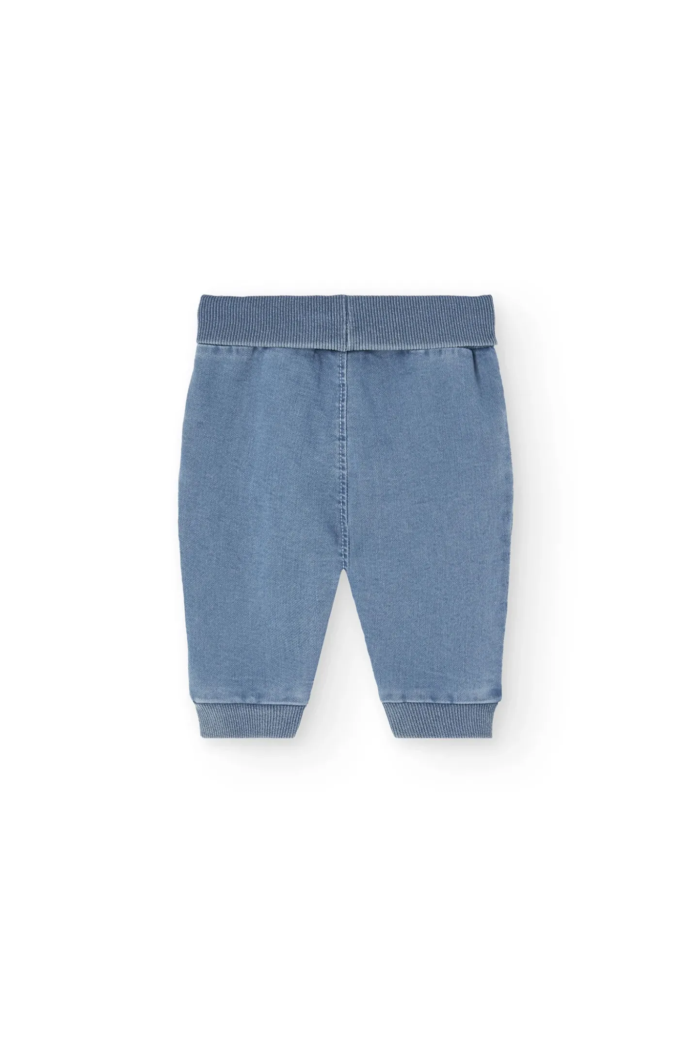 Set di maglietta e pantaloni in maglia per neonato di colore bianco.