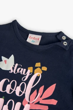 Set di maglietta e pantaloncini in maglia per neonata nei colori blu navy e rosa.