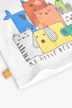 Set di maglietta e pantaloni in maglia per neonato di colore bianco.