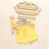 Set di maglietta in maglia per neonato di colore giallo con stampa a righe e coccodrillo.