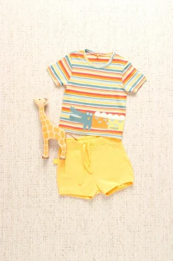 Set di maglietta in maglia per neonato di colore giallo con stampa a righe e coccodrillo.