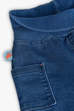 Set di maglietta in maglia per neonato di colore bianco e pantalone in blu.