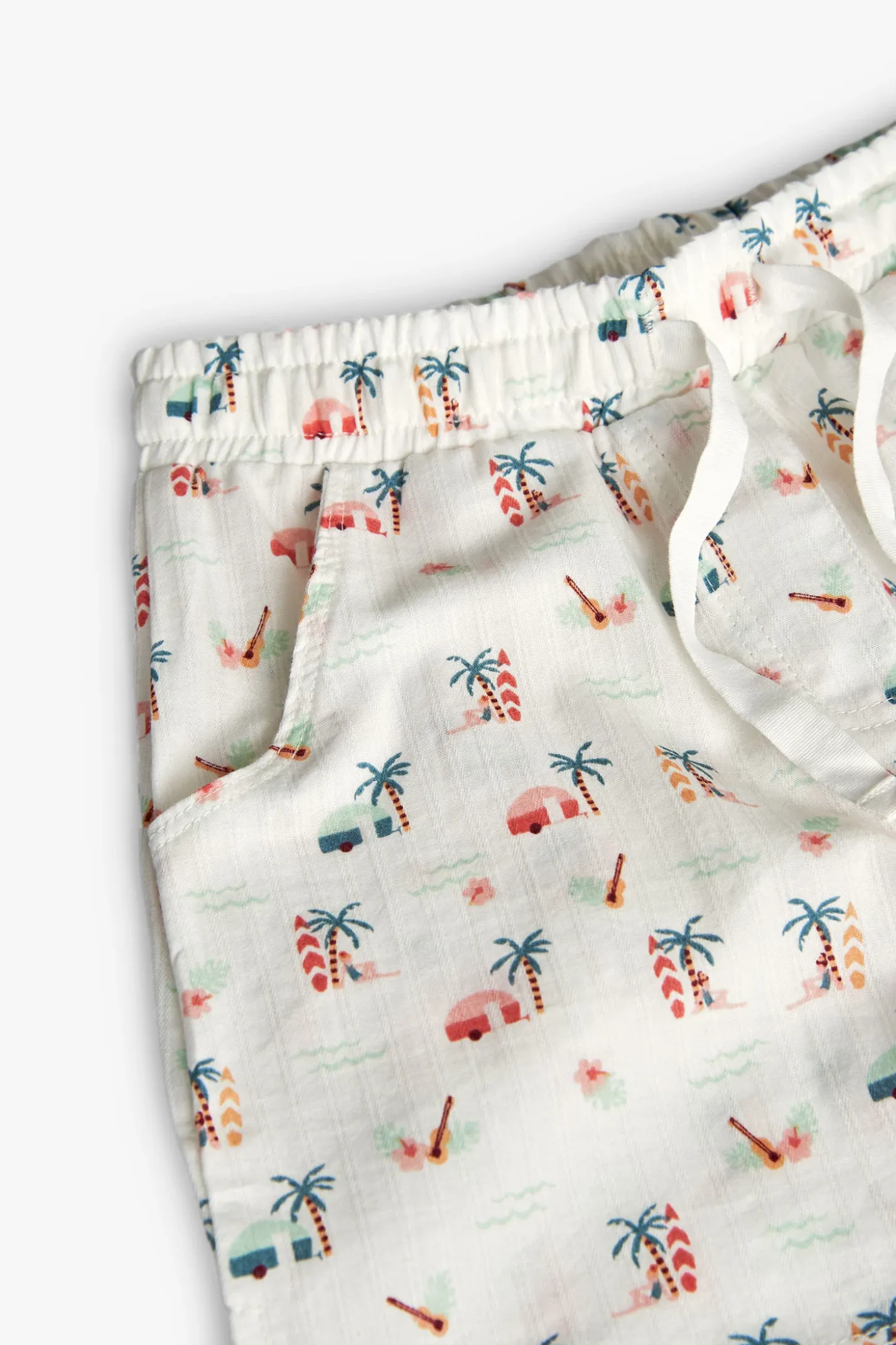 Short in batista per bambina con stampa tropicale in colore chiaro.