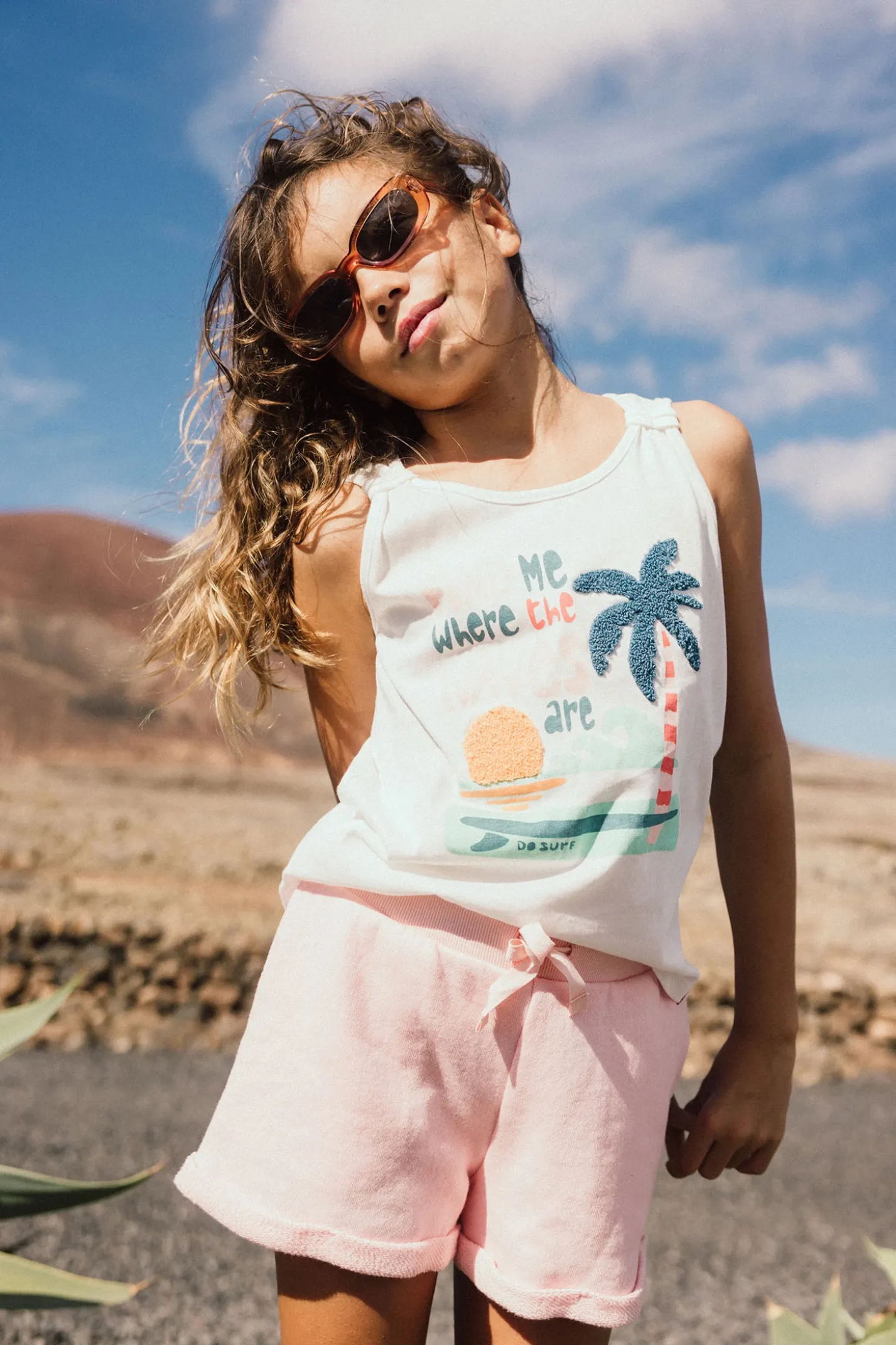 Short in felpa per bambina di colore rosa.