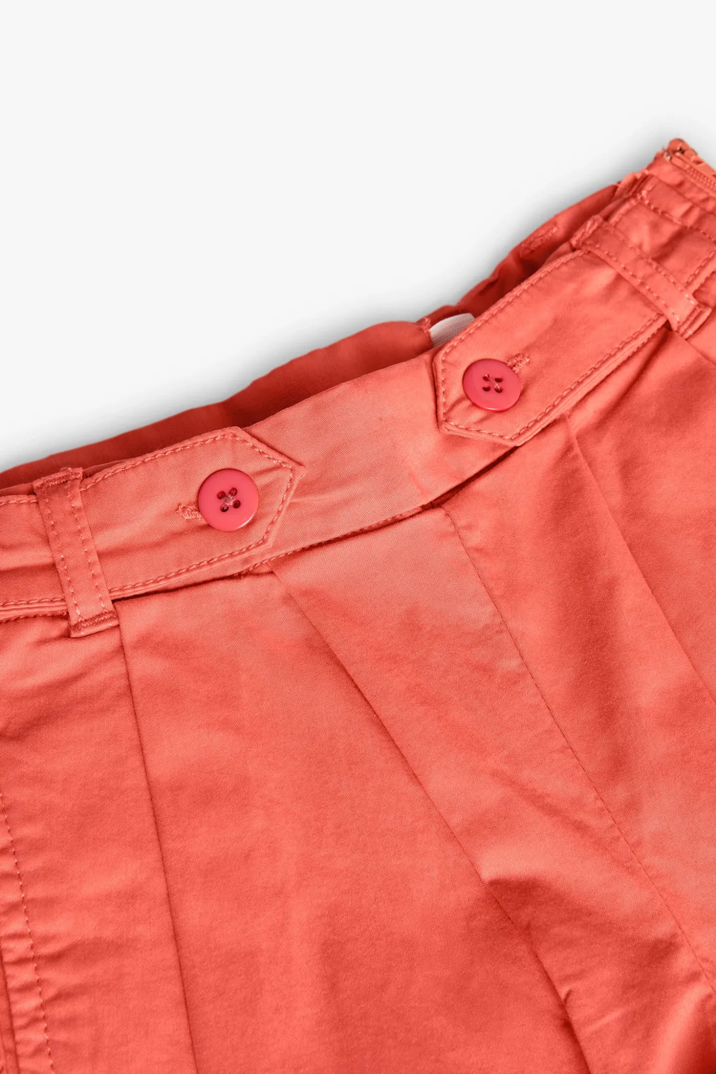 Shorts di raso da bambina di colore rosso