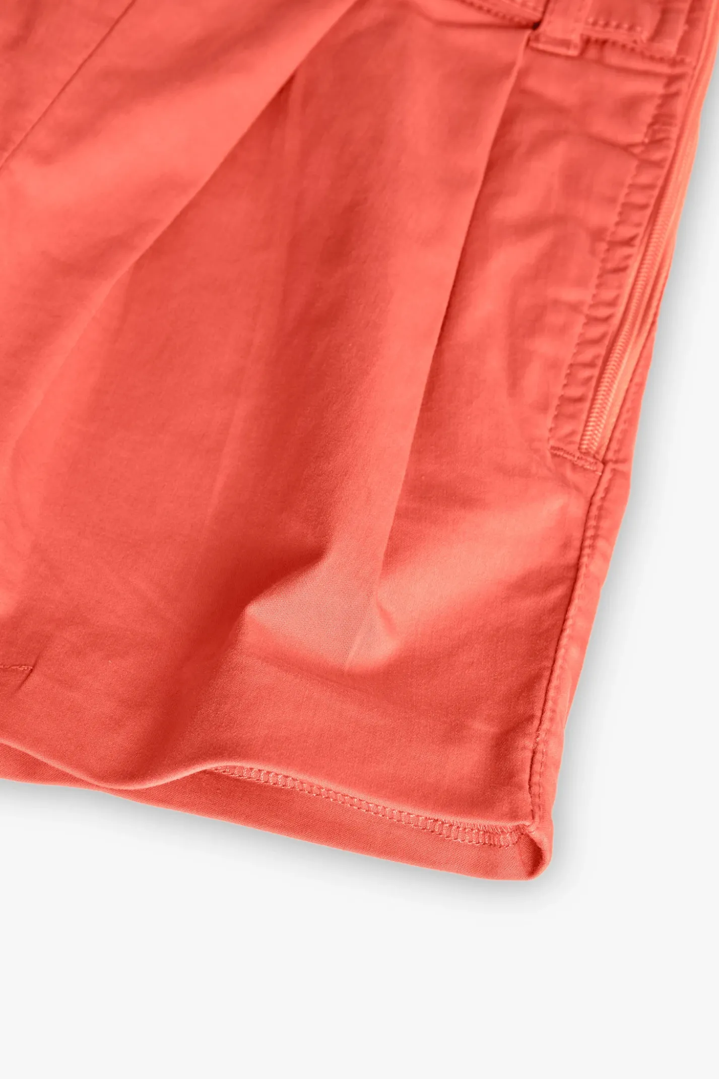 Shorts di raso da bambina di colore rosso