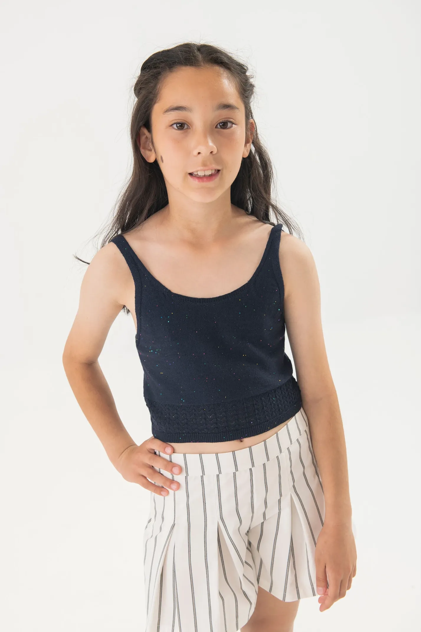 Top a maglia per bambina in colore blu marino.