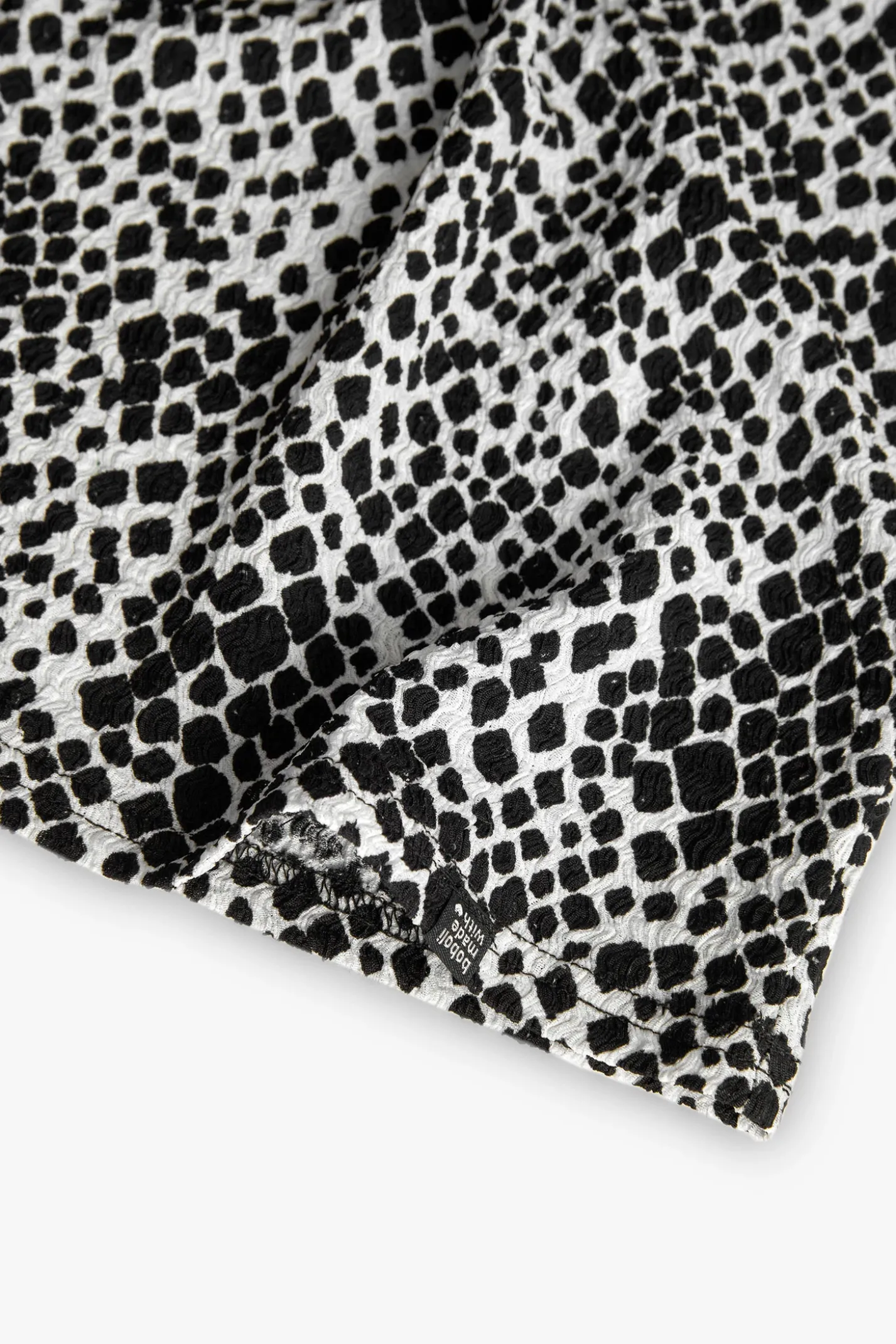 Top in crêpe per bambina con stampa in nero e bianco.