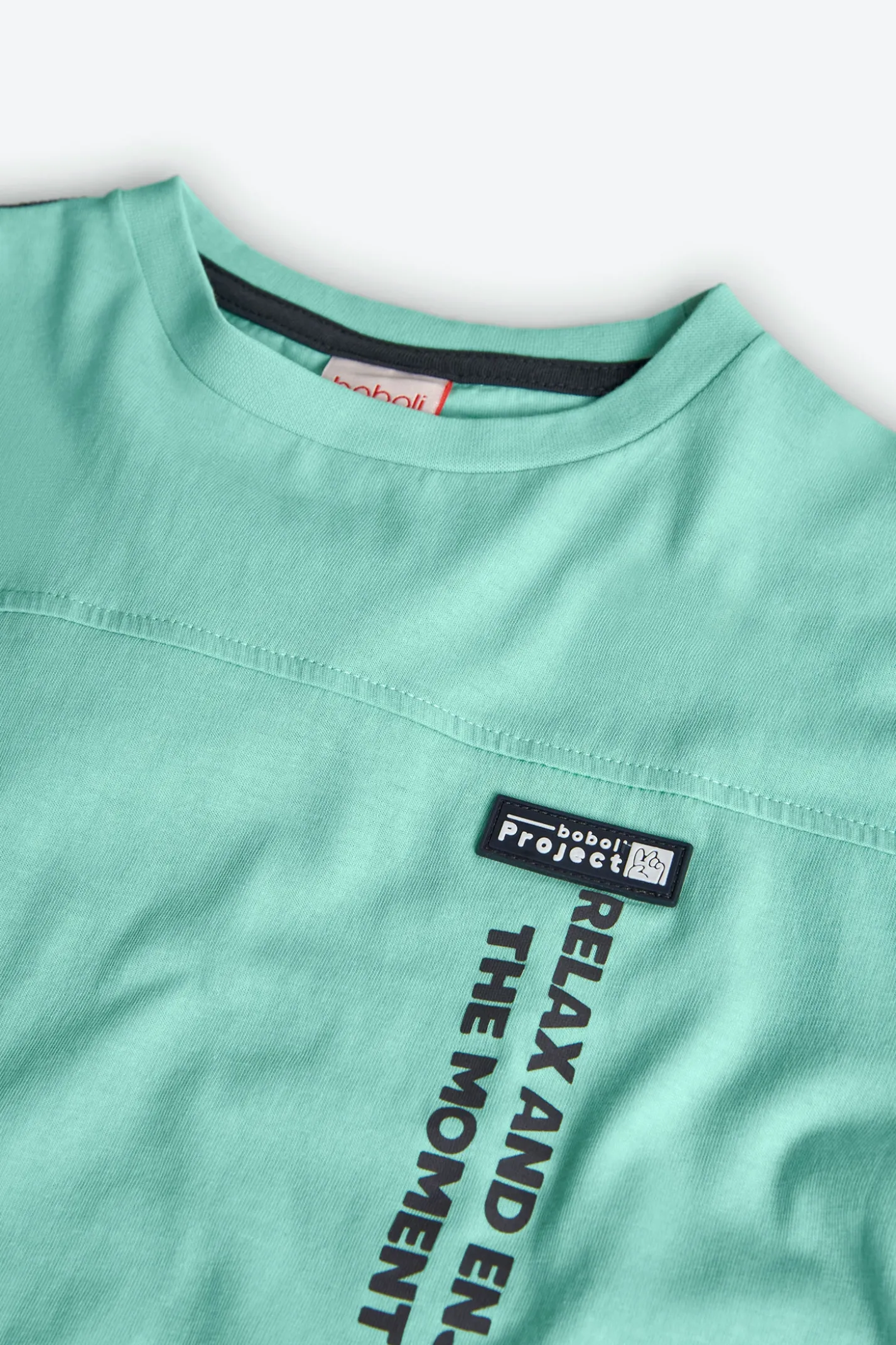 T-shirt per bambino in maglia di colore verde acqua