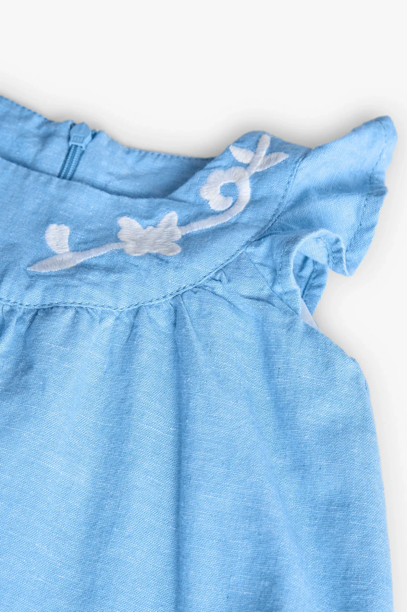 Vestito di lino per bambina in azzurro cielo.