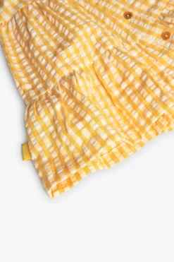 Vestito di popeline per neonata con stampa a quadri di colore giallo.