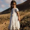 Vestito di tulle per bambina ricamato in colore bianco.
