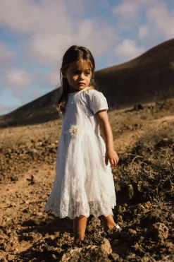 Vestito di tulle per bambina ricamato in colore bianco.