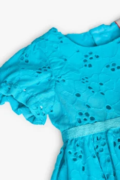 Vestito in batista per neonata ricamato in colore blu.