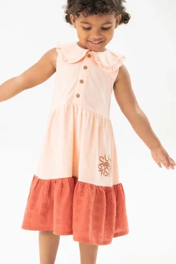 Vestito in maglia per bambina colore salmone con design fiammato.