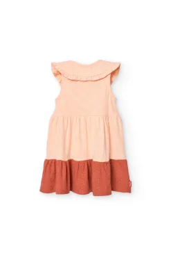 Vestito in maglia per bambina colore salmone con design fiammato.