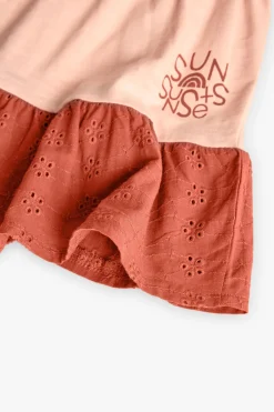 Vestito in maglia per bambina colore salmone con design fiammato.