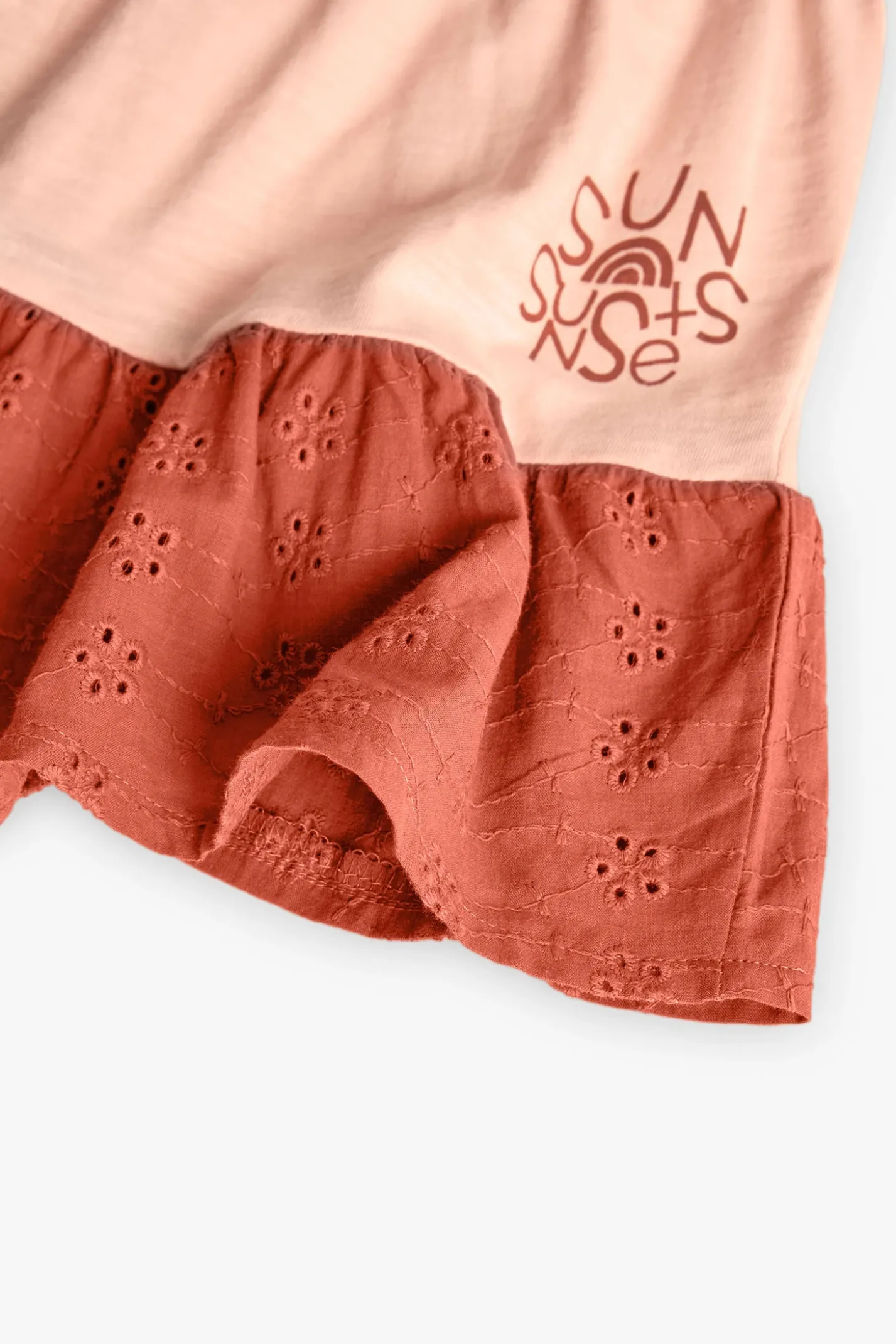 Vestito in maglia per bambina colore salmone con design fiammato.