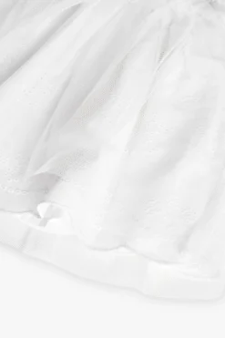 Vestito in popeline per neonata ricamato in colore bianco